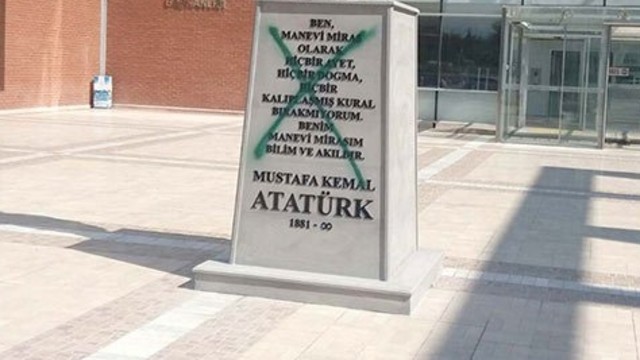 Dün açılışı Atatürk heykeli bugün saldırıya uğradı