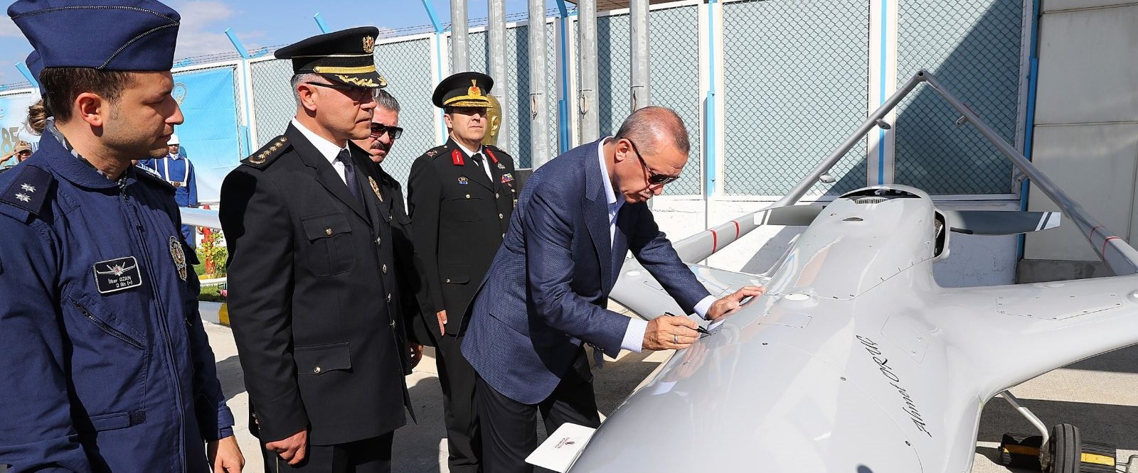 Cumhurbaşkanı Erdoğan, insansız hava aracına tarih ve imza attı